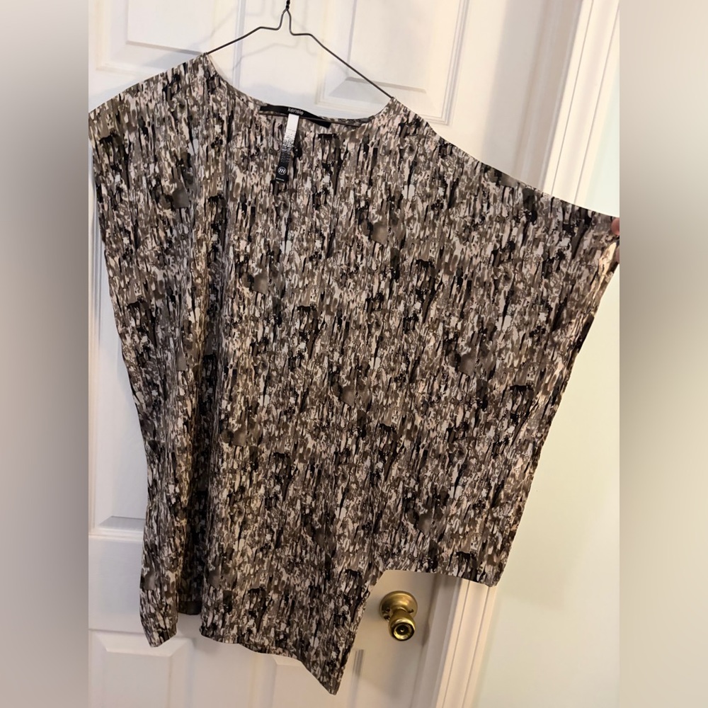 Kensie Artistic Asymmetrical Print Top in Black and Cream SZ M